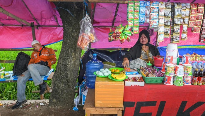 Pemudik bersepeda motor beristirahat di warung musiman di Jalan Raya Pantura, Sukasari, Subang, Jawa Barat, Sabtu (29/3/2025). Warung semi permanen di dekat persawahan tersebut hanya ditemui saat musim mudik Lebaran dan beromzet hingga Rp500 ribu per hari. ANTARA FOTO/Sulthony Hasanuddin/rwa.