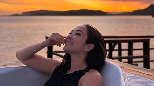 Gisella Anastasia menikmati sunset di Raja Ampat. Foto: (Gisella Anastasia/Instagram)