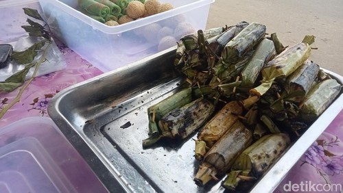 Gogos, nasi bakar khas Flores Timur yang harganya murah meriah.