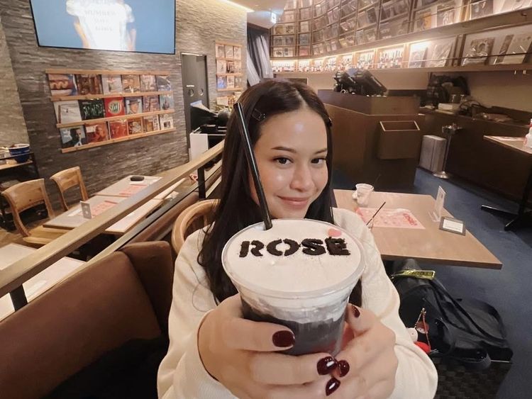 Hanggini Kulineran di Singapura dan Kunjungi Kafe BLACKPINK di Jepang