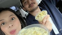 Pasangan Hanggini dan Luthfi Aulia sering membagikan kebersamaannya dengan cara yang unik dan sederhana. Seperti ketika keduanya menikmati es krim berdua di dalam mobil. Foto: Instagram/hanggini