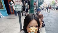 Jalan-jalan di waktu senggang menjadi cara Hanggini bersantai. Kulineran hingga ke Singapura pernah dilakukannya bersama teman terdekatnya. Foto: Instagram/hanggini