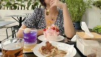 Mantan pembawa acara Koki Cilik ini termasuk sosok yang sweet tooth. Saat menyambangi kafe ia senang memesan kue-kue yang manis dan lembut. Foto: Instagram/hanggini