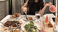 Ia tak pernah sabar mencicipi setiap makanan enak yang tersaji di hadapannya. Mulai dari appetizer hingga steak sekalipun seolah menggugah seleranya. Foto: Instagram/hanggini