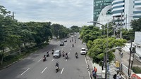 Begitu juga Jalan Frontage Ahmad Yani yang setiap hari selalu ramai kendaraan yang masuk dari arah Sidoarjo dan Mojokerto. Kali ini arus lalu lintas terlihat lengang.