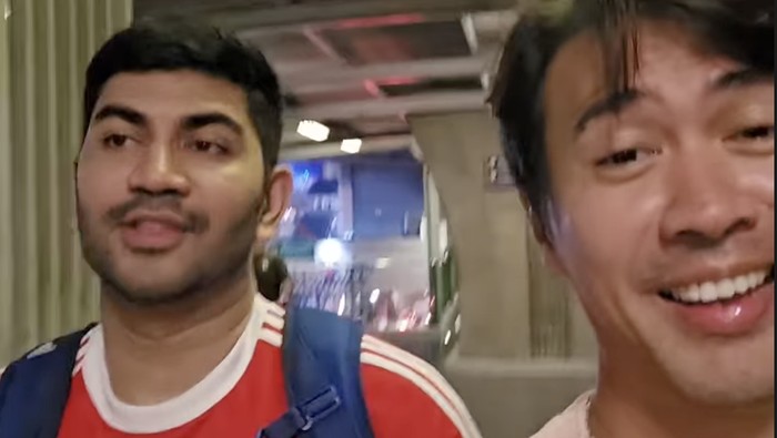 Hessel Steven dan Gandhi Fernando jalan kaki menuju tempat tinggal mereka saat gempa di Bangkok.