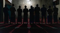 Umat Islam melaksanakan salat tarawih terakhir bulan Ramadan 1446 H yang bertepatan dengan Hari Raya Nyepi Tahun Baru Saka 1947 di Masjid Agung Asasuttaqwa, Desa Adat Tuban, Badung, Bali, Sabtu (29/3/2025).