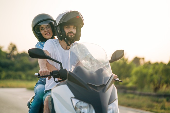 Ilustrasi pasangan naik motor