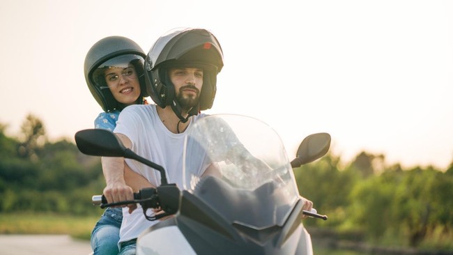 7 Tips Skincare Saat Mudik Naik Motor, Glowing Meski Kena Debu dan Matahari