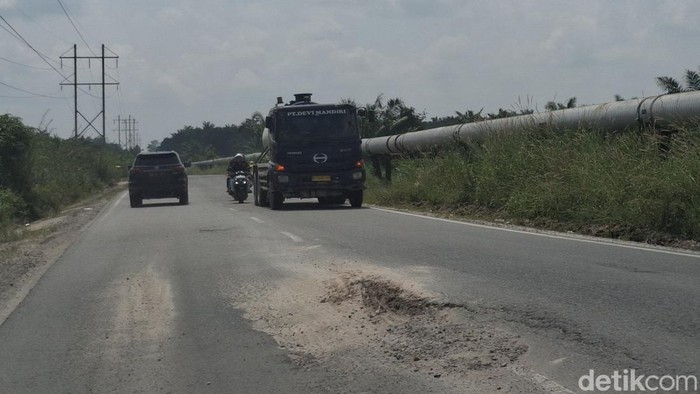 Jalan rusak dan berlubang di jalur Pekanbaru-Siak. (Raja Adil Siregar/detikSumut)