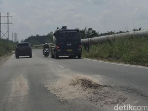 Hati-hati! Jalur Pekanbaru-Siak Banyak Berlubang Bahayakan Pemudik