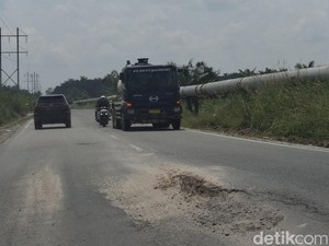 Hati-hati! Jalur Pekanbaru-Siak Banyak Berlubang Bahayakan Pemudik