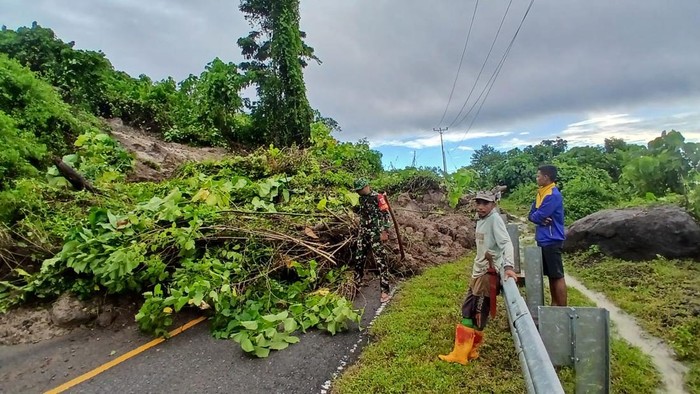 Longsor menerjang Jalan Trans Sulawesi di Kabupaten Gorontalo Utara, Gorontalo.