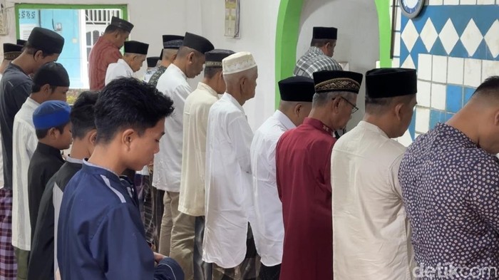 Jemaah Naqsabandiyah di Padang melaksanakan salat Id.  (Jeka Kampai/detikSumut)