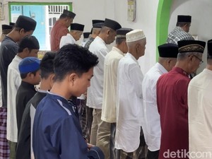 Jemaah Naqsabandiyah Padang Salat Idul Fitri Hari ini