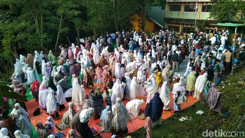Jemaah tarekat Naqsabandiyah di Kota Bima, NTB, melaksanakan salat Idul Fitri, hari ini, Sabtu (29/3/2025). Mereka lebaran lebih dahulu.
