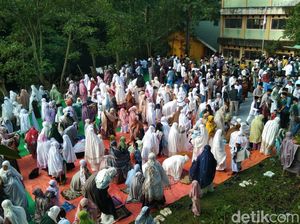 Video: Ratusan Warga di Kota Bima Salat Idul Fitri Hari Ini
