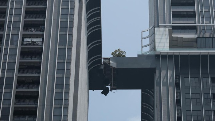 A bridge that connects two high-rise condominiums is seen damaged, following a strong earthquake, in Bangkok, Thailand, March 29, 2025. REUTERS/Patipat Janthong