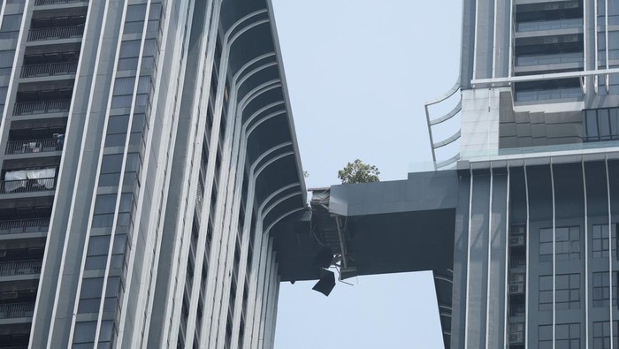 A bridge that connects two high-rise condominiums is seen damaged, following a strong earthquake, in Bangkok, Thailand, March 29, 2025. REUTERS/Patipat Janthong