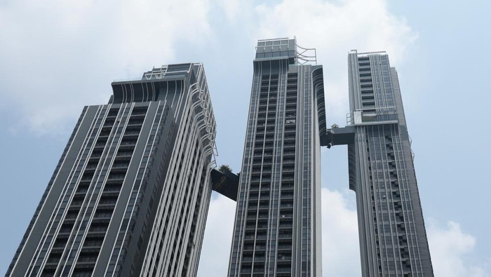 Jembatan Penghubung di Apartemen Bangkok Putus Akibat Gempa A bridge that connects two high-rise condominiums is seen damaged, following a strong earthquake, in Bangkok, Thailand, March 29, 2025. REUTERS/Patipat Janthong