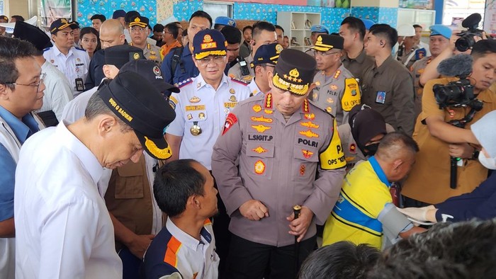 Jenderal Sigit, Menhub Dudy Purwagandhi hingga Menko PMK Pratikno meninjau Terminal Pulo Gebang jelang lebaran (29/3/2025). (Adrial/detikcom)