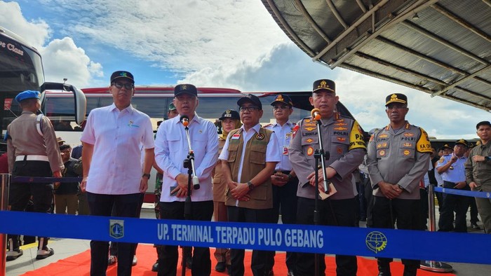 Jenderal Sigit, Menhub, Menko PMK hingga Menkes meninjau terminal Pulo Gebang (29/3/2025). (Adrial/detikcom)