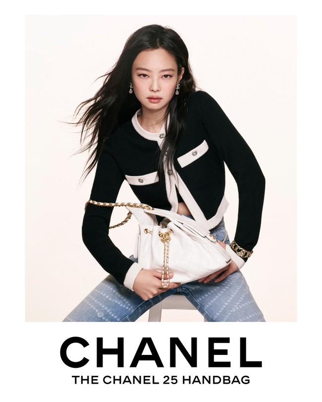 Dalam sebuah wawancara dengan Elle, Jennie BLACKPINK mengatakan Chanel sudah menjadi bagian dari hidupnya sejak kecil. Dia jatuh hati pada koleksi baju dan tas vintage Chanel di lemari ibunya. Foto: dok. Chanel