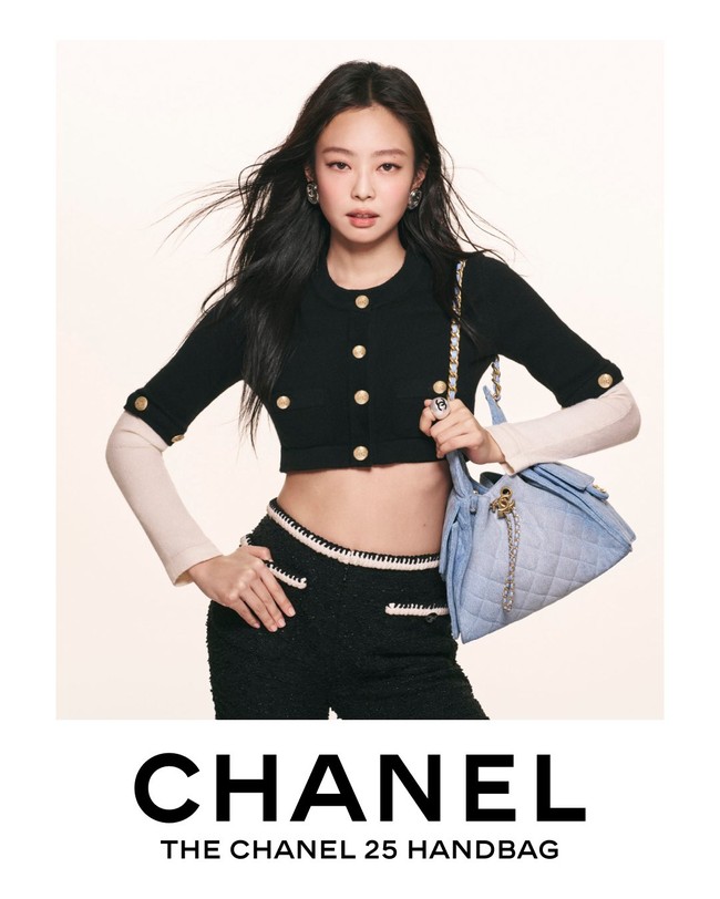 Jennie BLACKPINK menghiasi campaign global Chanel 25 handbag bersama Dua Lipa. Keduanya dipertemukan kembali setelah berkolaborasi lewat lagu ‘Handlebars’ sebagai model Chanel. Foto: dok. Chanel