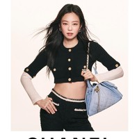 Jennie BLACKPINK menghiasi campaign global Chanel 25 handbag bersama Dua Lipa. Keduanya dipertemukan kembali setelah berkolaborasi lewat lagu ‘Handlebars’ sebagai model Chanel. Foto: dok. Chanel