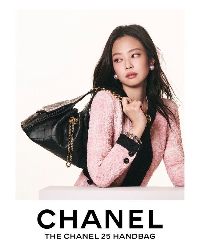 Kini wajah Jennie BLACKPINK menghiasi billboard dan platform media sosial Chanel di berbagai penjuru dunia. Personel grup KPop BLACKPINK itu menampilkan gaya chic dengan koleksi tweed jacket ikonik Chanel, dipadukan dengan tas terbaru. Foto: dok. Chanel