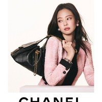 Kini wajah Jennie BLACKPINK menghiasi billboard dan platform media sosial Chanel di berbagai penjuru dunia. Personel grup KPop BLACKPINK itu menampilkan gaya chic dengan koleksi tweed jacket ikonik Chanel, dipadukan dengan tas terbaru. Foto: dok. Chanel