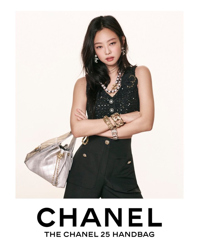 Selama ini, julukan ‘Human Chanel’ sudah melekat pada Jennie BLACKPINK. Dia mulai bergabung menjadi bagian dari rumah mode Prancis itu sejak tahun 2017. Foto: dok. Chanel