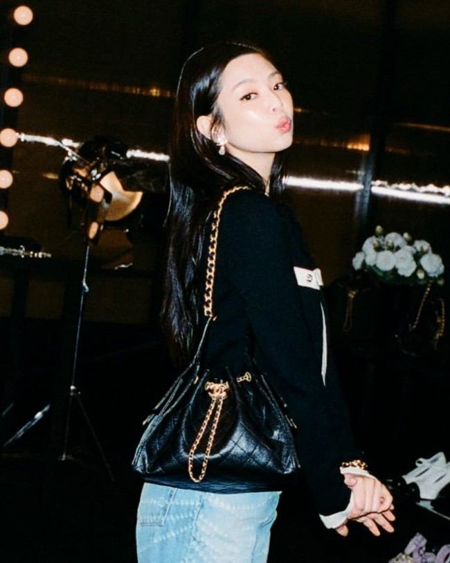 “Chanel 25 handbag melambangkan kebebasan bergerak. Tas ini dapat disesuaikan dengan berbagai situasi dan gaya hidupku, menawarkan fleksibilitas dan kenyamanan sekaligus memungkinkanku mengekspresikan gaya unikku dengan cara yang berbeda,” ujar Jennie BLACKPINK. Foto: dok. Chanel