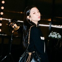 “Chanel 25 handbag melambangkan kebebasan bergerak. Tas ini dapat disesuaikan dengan berbagai situasi dan gaya hidupku, menawarkan fleksibilitas dan kenyamanan sekaligus memungkinkanku mengekspresikan gaya unikku dengan cara yang berbeda,” ujar Jennie BLACKPINK. Foto: dok. Chanel