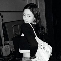 Sebelum tampil sebagai model Chanel 25 handbag, Jennie BLACKPINK telah menunjukkan eksistensinya dalam campaign global lini perhiasan Chanel, Coco Neige 2021-22 dan Coco Crush 2024.Dia pun hampir tak pernah melewatkan undangan menghadiri Paris Fashion Week. Foto: dok. Chanel