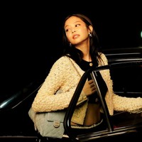 Koleksi tas yang diperagakan Jennie BLACKPINK dibanderol seharga $6000 atau sekitar Rp 99 juta. Foto: dok. Chanel