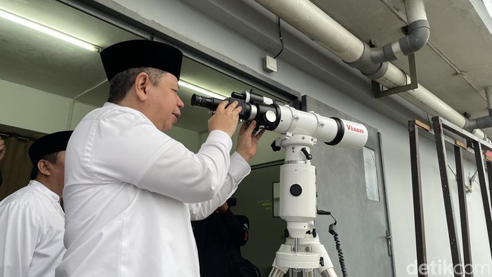 Kakanwil Kemenag Kalsel, M. Tambrin saat memantau kondisi hilal