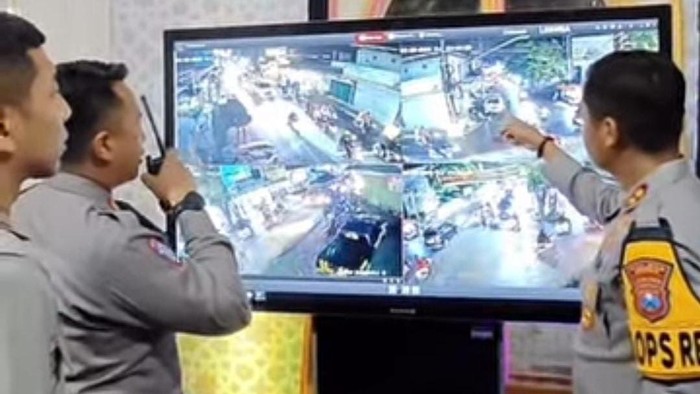 Kapolres Gresik pantau arus mudik melalui CCTV.