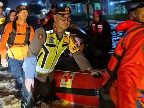 Kapolres Kebumen, AKBP Eka Baasith Syamsuri, di lokasi terdampak banjir di Kebumen, Jumat (28/3/2025).