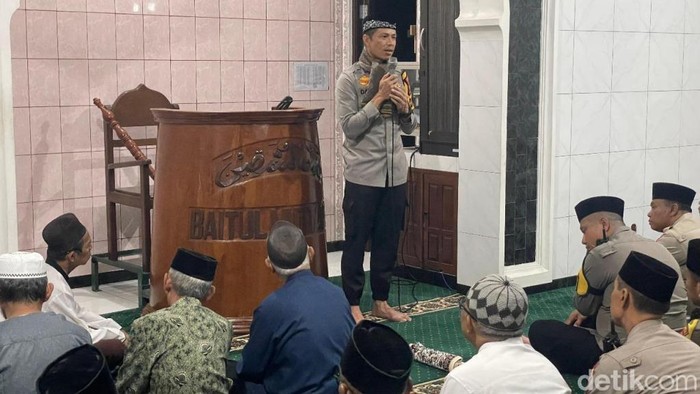 Kapolres Pasuruan Kota saat kegiatan Safari Subuh.