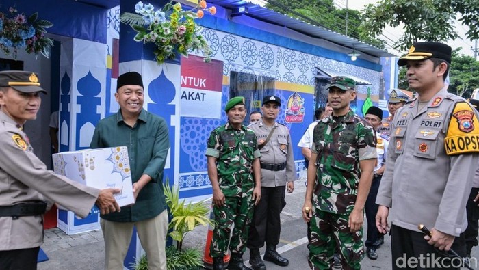 Kapolres Situbondo saat membagikan bingkisan.