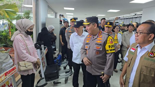 Kapolri dan sejumlah pejabat mengecek pelayanan di Bandara Soetta (dok. Humas Polri)