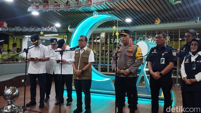 Kapolri Jenderal Listyo Sigit dan Menko PMK Pratikno meninjau Stasiun Gambir