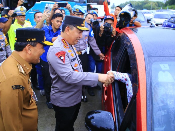 Kapolri Jenderal Listyo Sigit Prabowo menyapa pemudik di gerbang tol (GT) Kalikangkung, Semarang, Jumat (28/3/2025).
