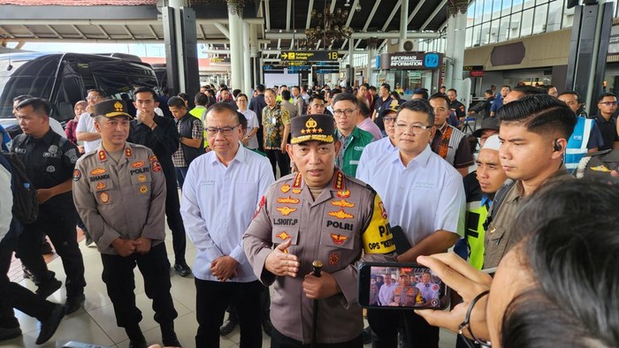 Kapolri Jenderal Sigit di Bandara Soekarno-Hatta, Sabtu (29/3/2025). (Adrial/detikcom)