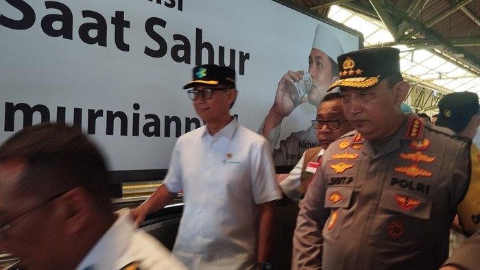 Kapolri Jenderal Sigit  meninjau arus mudik Lebaran di Stasiun Gambir (Maulana Ilhami Fawdi/detikcom)