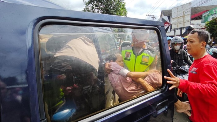 Kapolsek Bobotsari, AKP Sarno Ujianto menolong pedagang Pasar Bobotsari, Kabupaten Purbalingga yang pingsan karena kondisi ramai, Sabtu (29/3/2025).