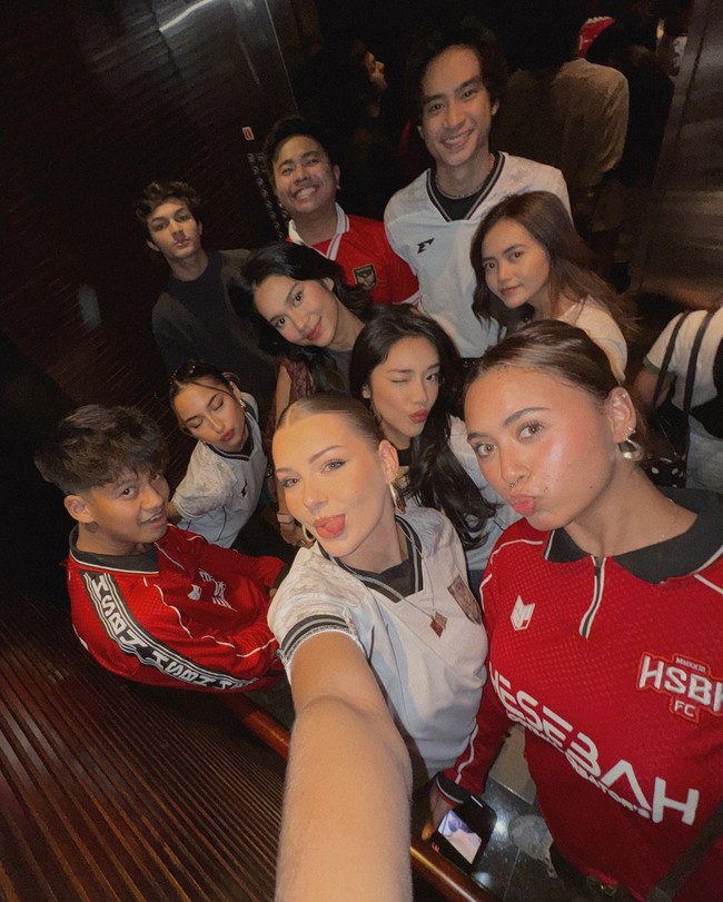 Begini keseruan Jen saat menonton bola bersama teman-temannya. Foto: Instagram @mg_ammar
