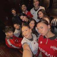 Begini keseruan Jen saat menonton bola bersama teman-temannya. Foto: Instagram @mg_ammar