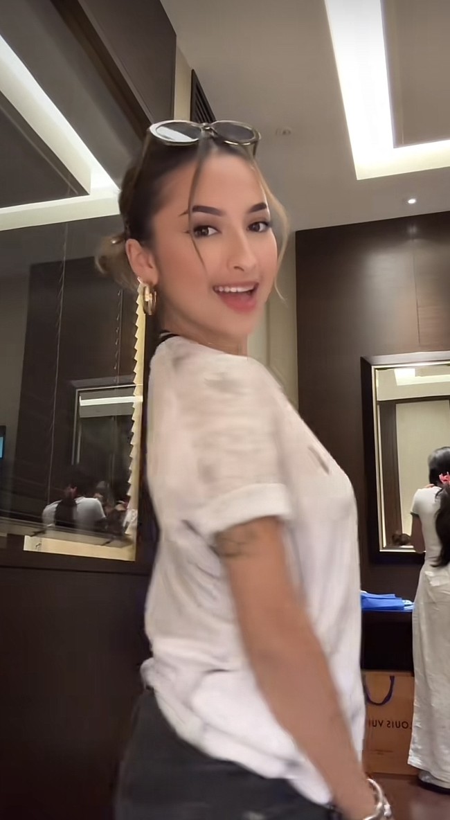 Wanita yang juga selebgram itu pun tampil dengan makeup yang flawless. Foto: TikTok Jennifer Coppen